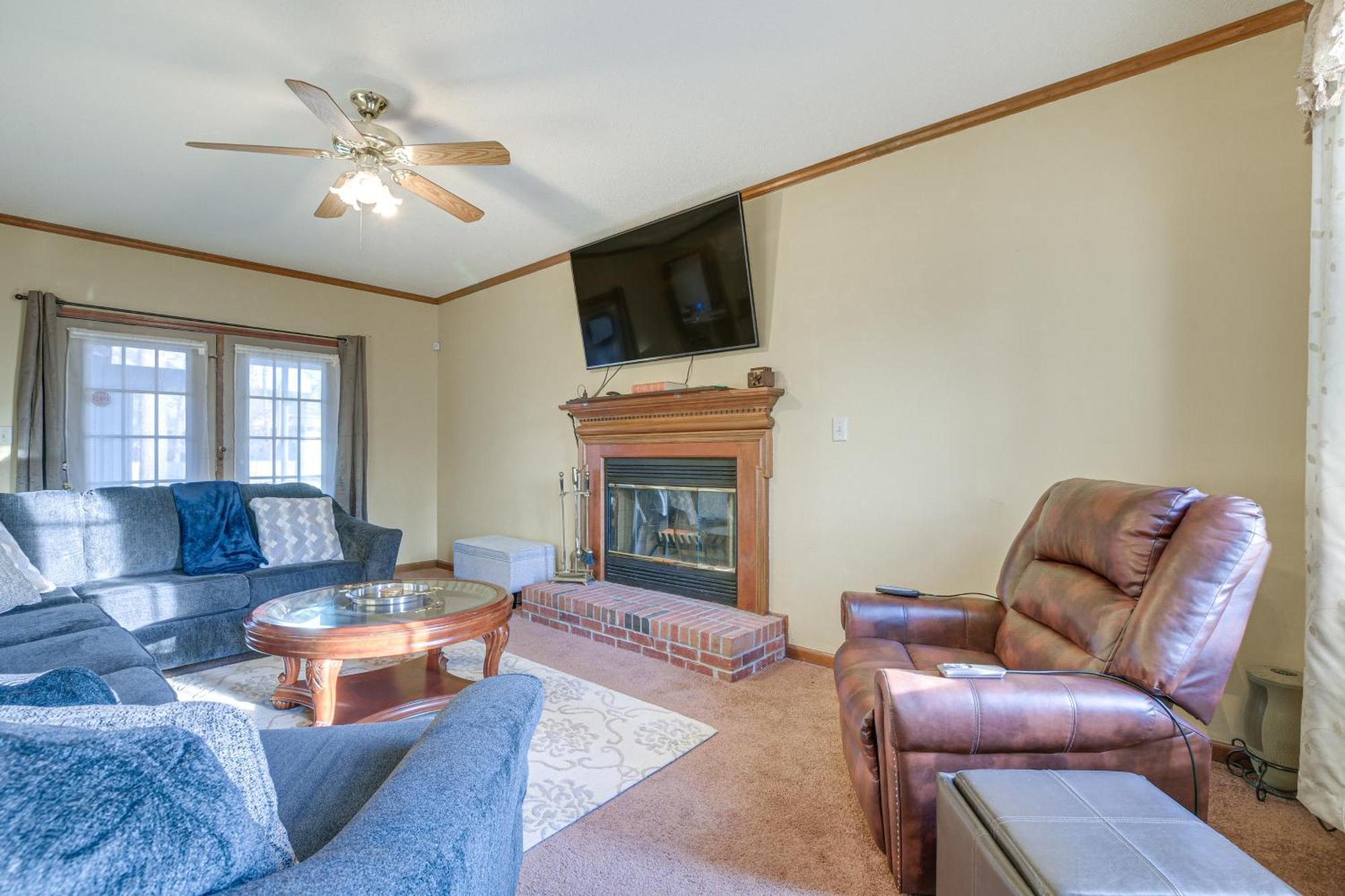 Lovely Fayetteville Home Deck And Fireplace! Экстерьер фото